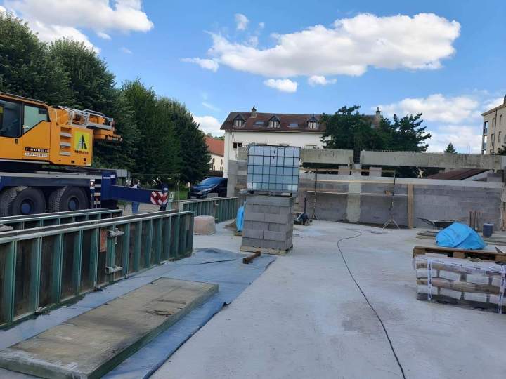 Chantier de construction avec engin et matériaux, Rosbruck