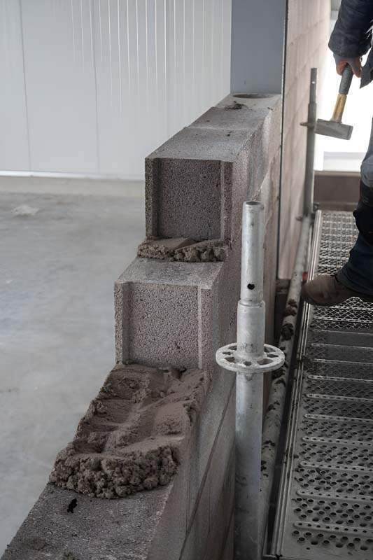 Construction de murs de cloisonnement en parpaings, Rosbruck