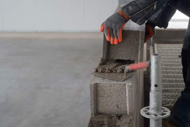 Pose de parpaings, Rosbruck